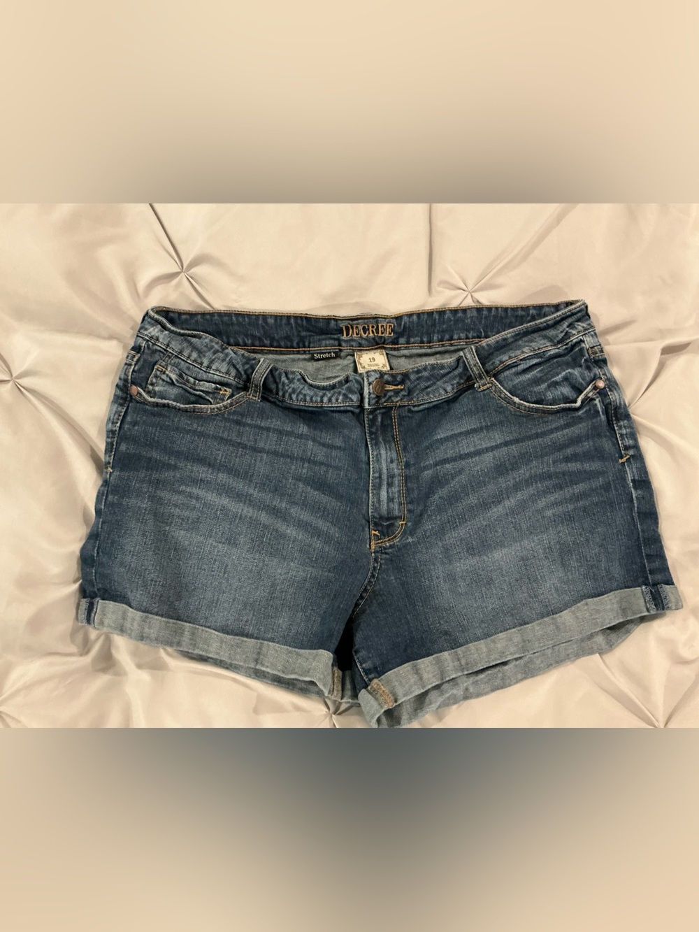 EUC - Junior’s Decree Denim Roll-Cuff Shorts in Medium Blue - Size 19